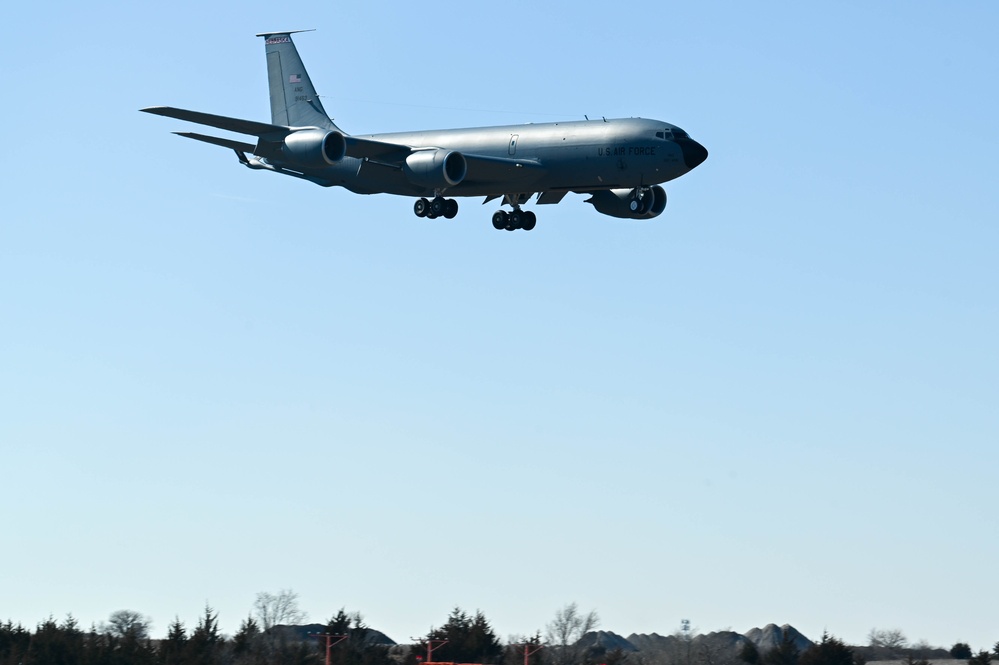 155th ARW hot-pit refueling and touch-and-go