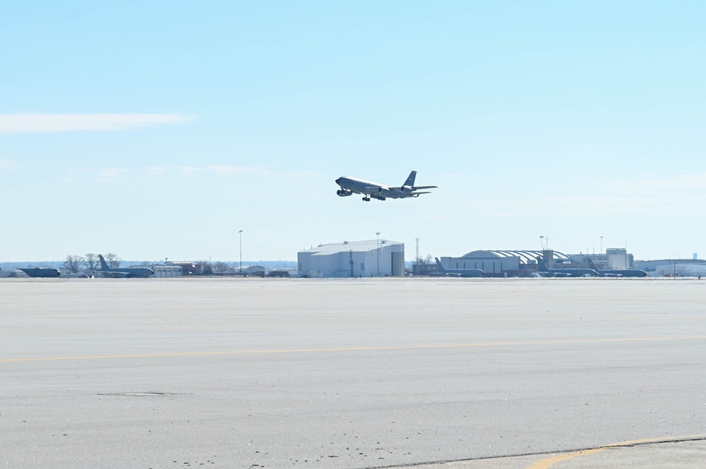 155th ARW hot-pit refueling and touch-and-go