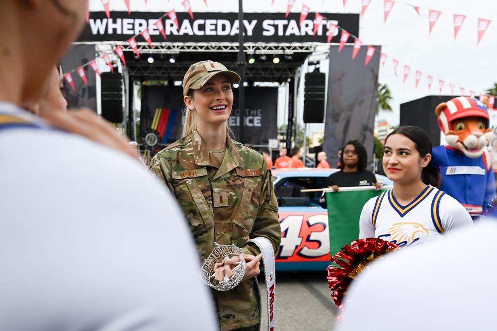 Lt Marsh (Miss America) at Daytona 500