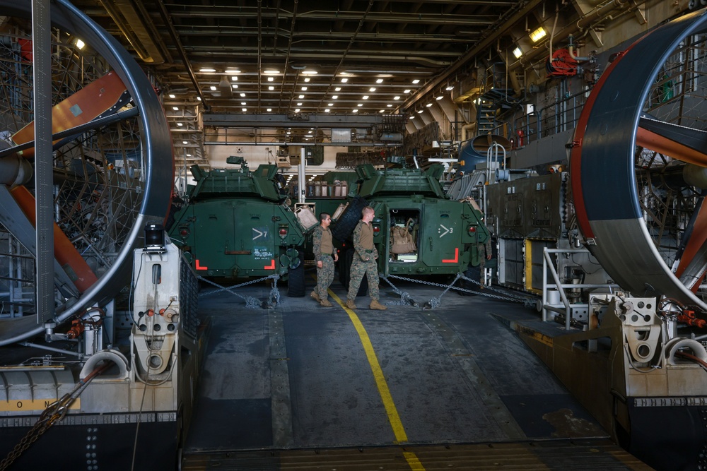 LAR Marines Rehearse Company-Level Reinforcement Procedures Aboard USS Somerset