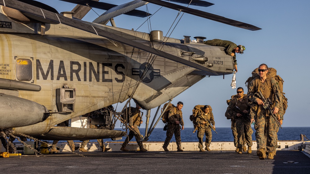 LAR Marines Conduct Conditioning Hike in the Pacific Ocean