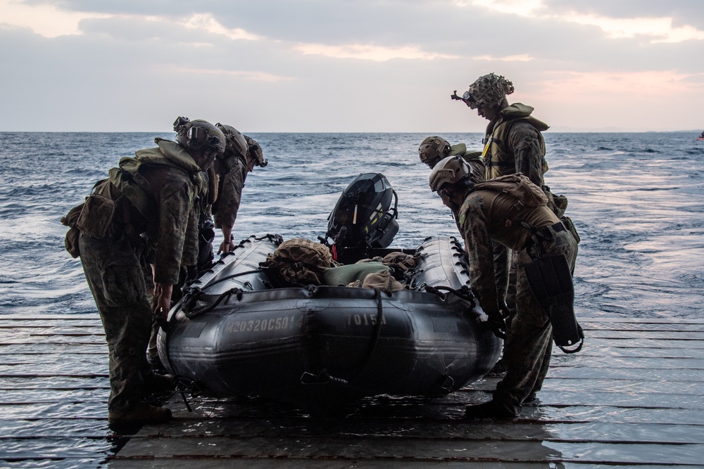 DVIDS - Images - USS Green Bay (LPD 20) Conducts Boat Raid Exercise ...