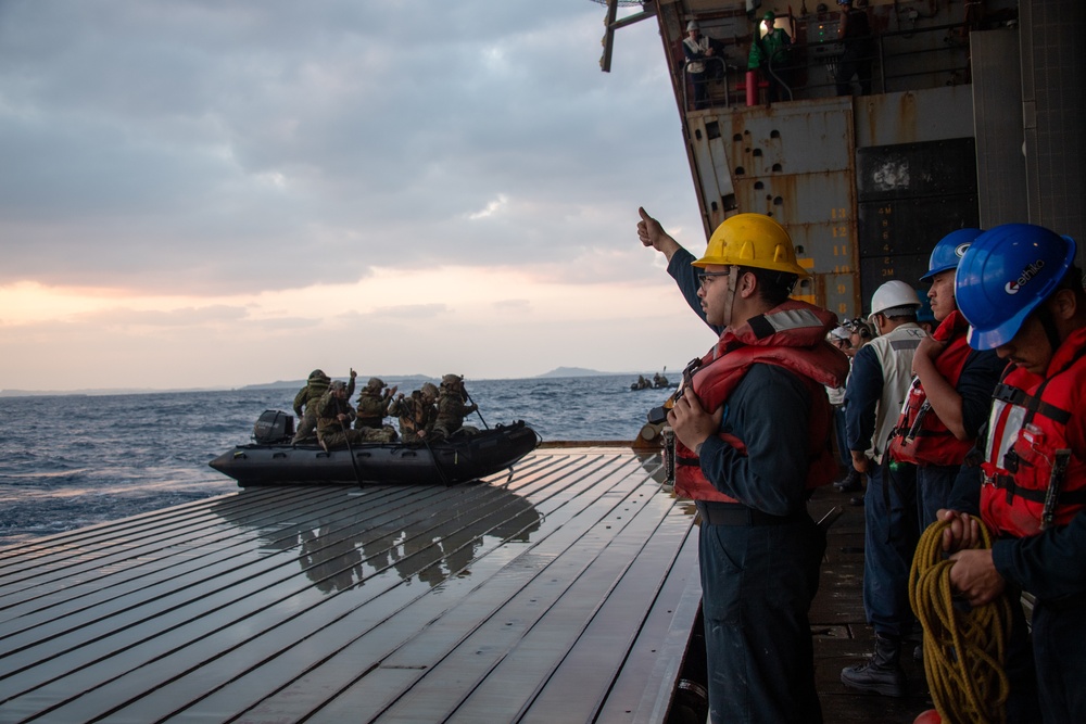 USS Green Bay (LPD 20) Conducts Boat Raid Exercise With 31st MEU
