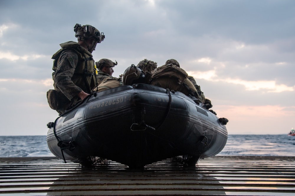 USS Green Bay (LPD 20) Conducts Boat Raid Exercise With 31st MEU