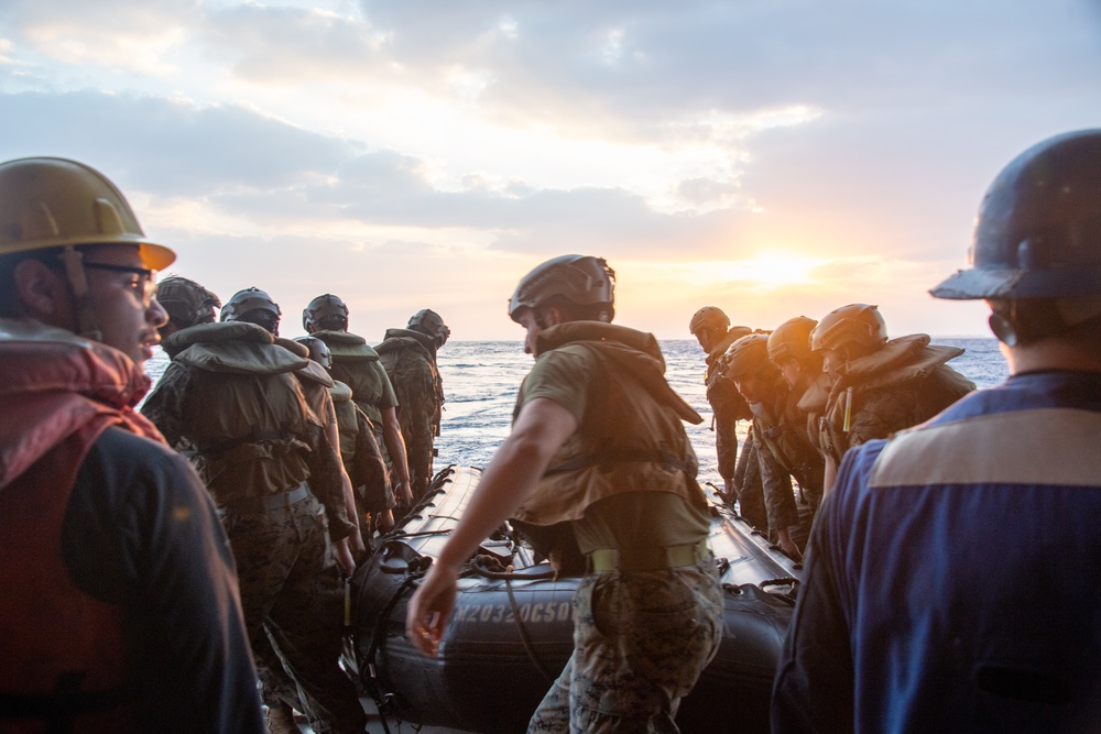USS Green Bay (LPD 20) Conducts Boat Raid Exercise With 31st MEU