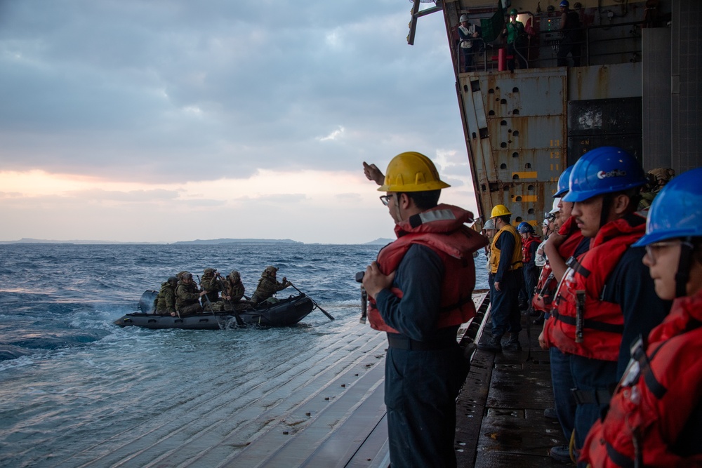 USS Green Bay (LPD 20) Conducts Boat Raid Exercise With 31st MEU
