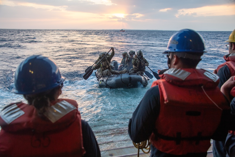 USS Green Bay (LPD 20) Conducts Boat Raid Exercise With 31st MEU