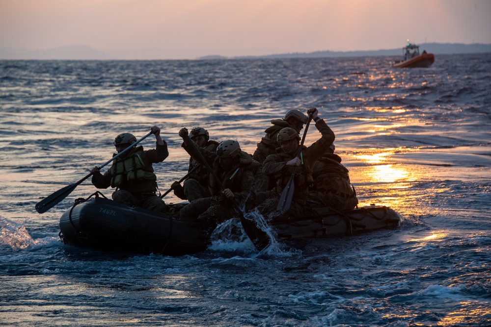 USS Green Bay (LPD 20) Conducts Boat Raid Exercise With 31st MEU