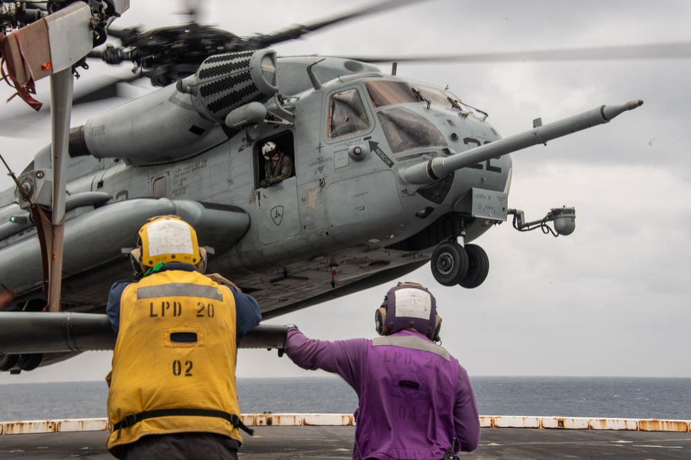 USS Green Bay (LPD 20) Conducts Flight Operations