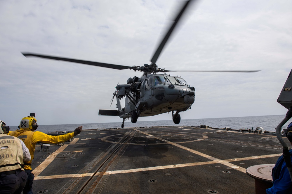 USS Mason Conducts Flight Operations in the Red Sea