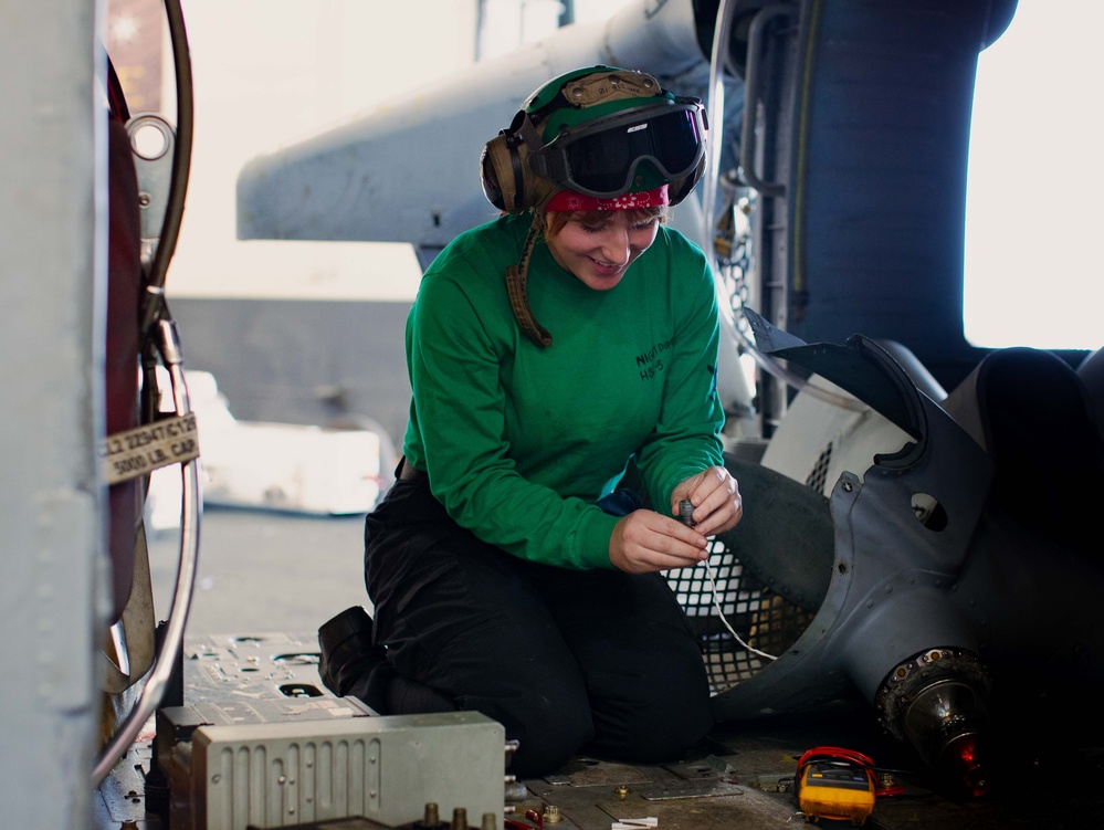 HSC-5 Sailor makes repairs