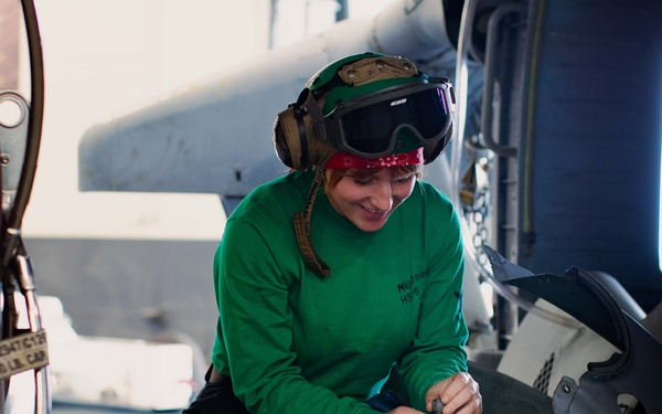 HSC-5 Sailor makes repairs
