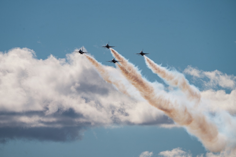 Thunderbirds practice at Edwards AFB