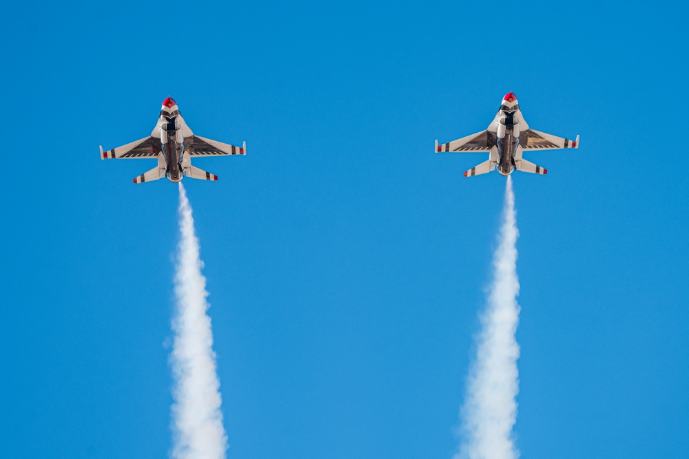 Thunderbirds practice at Edwards AFB