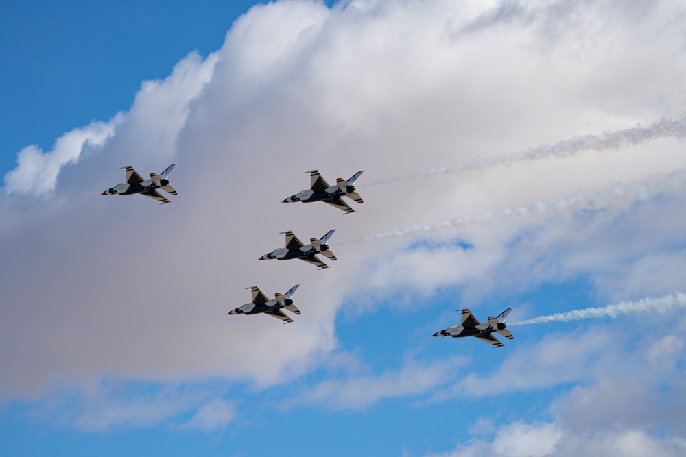 Thunderbirds practice at Edwards AFB