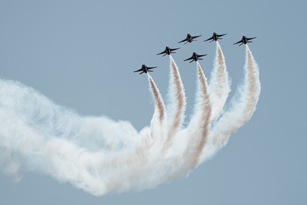 Thunderbirds practice at Edwards AFB