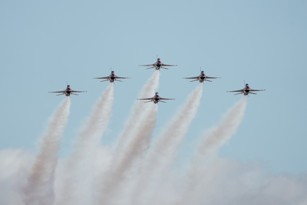 Thunderbirds practice at Edwards AFB