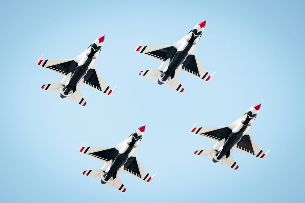 Thunderbirds practice at Edwards AFB