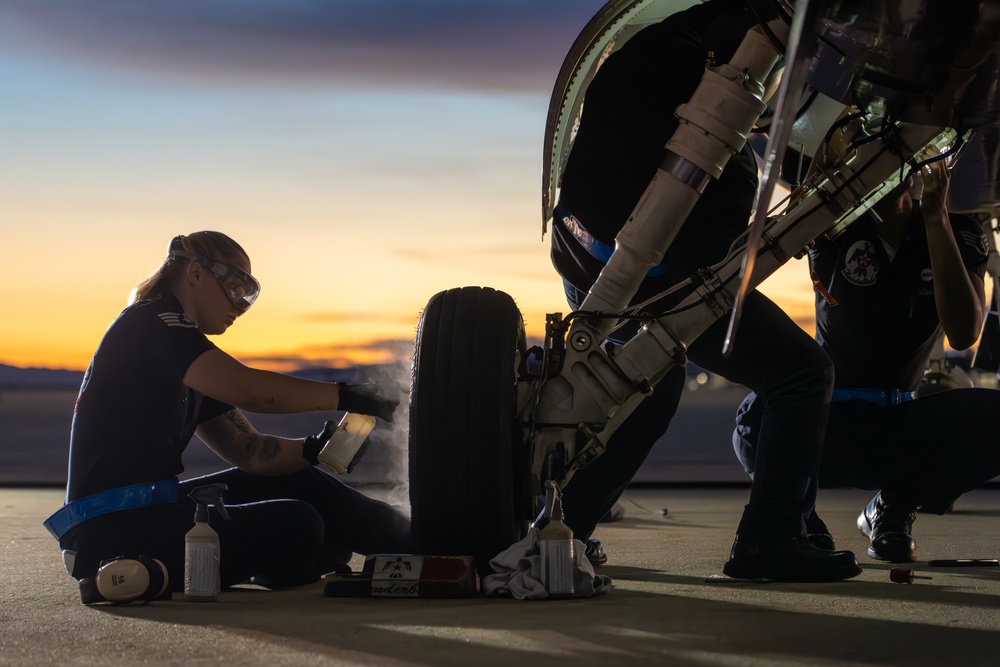 Thunderbirds practice at Edwards AFB