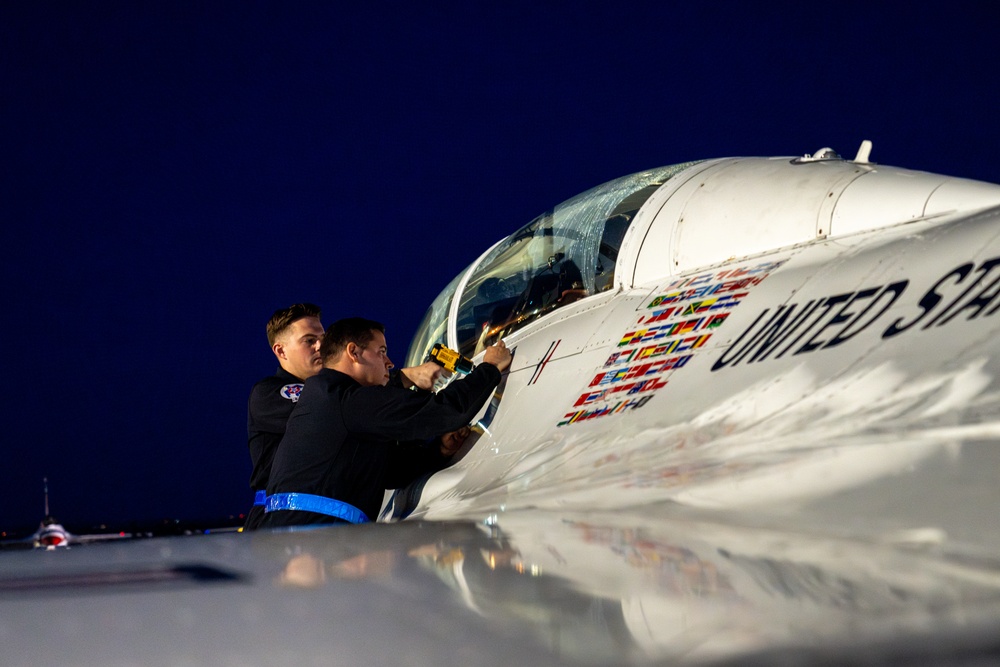 Thunderbirds practice at Edwards AFB