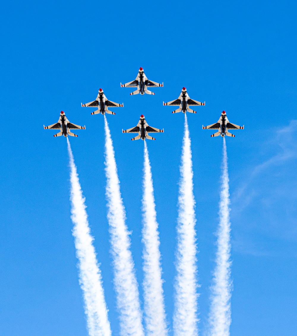 Thunderbirds practice at Edwards AFB