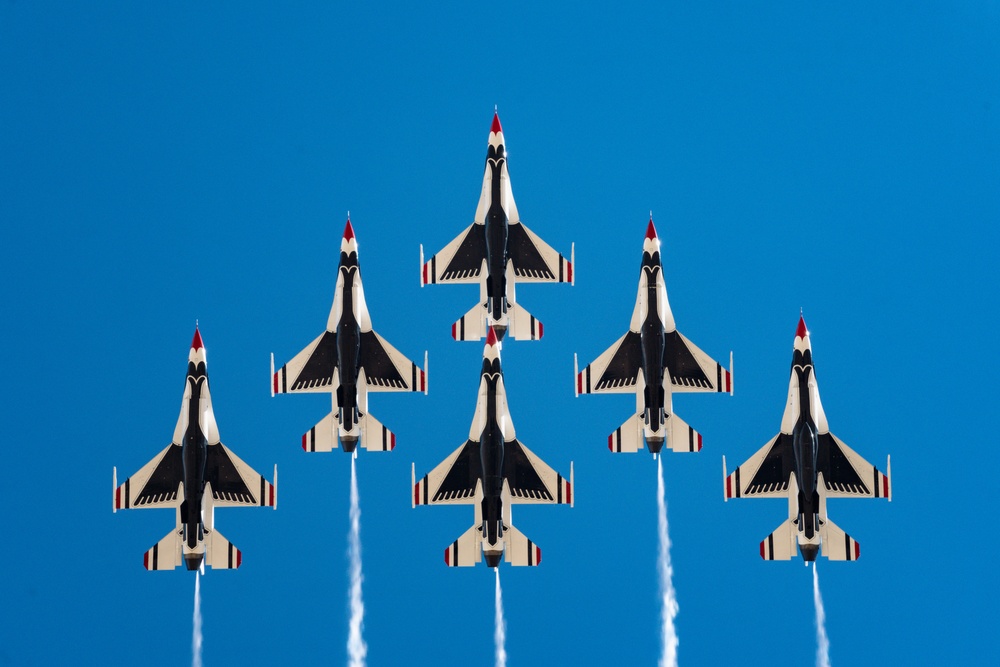 Thunderbirds practice at Edwards AFB