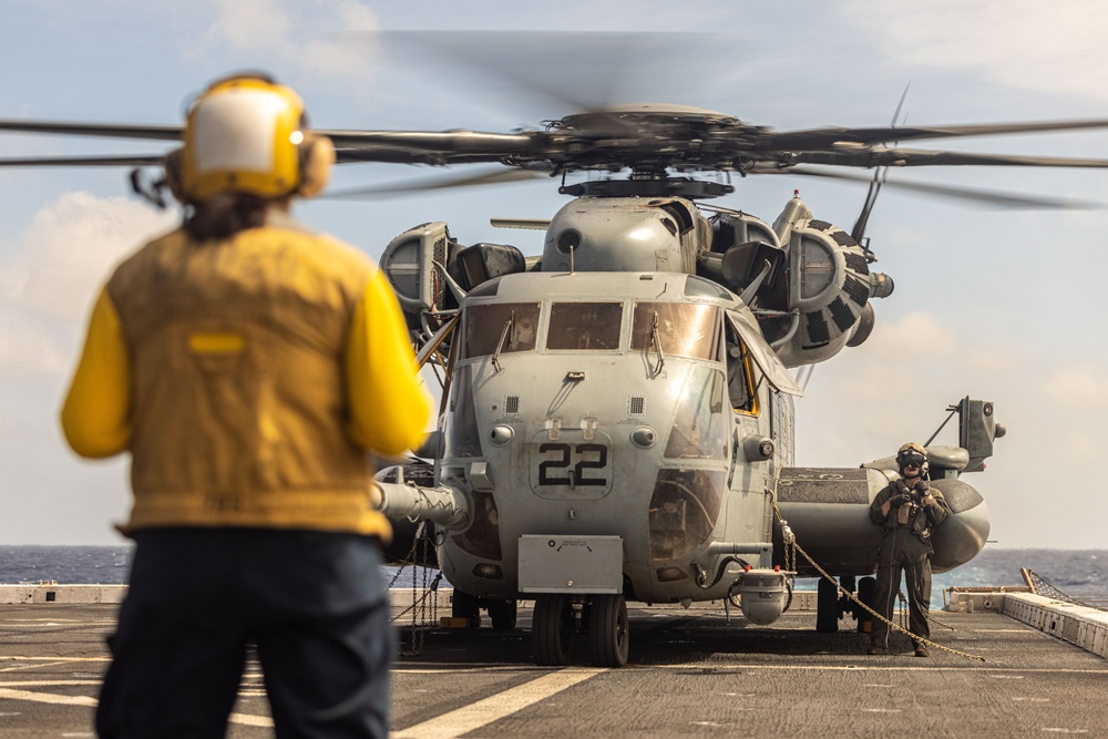 VMM-165 (Rein.), USS Somerset Maintain Flight Readiness