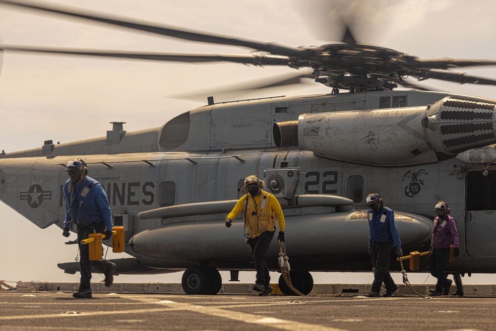 VMM-165 (Rein.), USS Somerset Maintain Flight Readiness