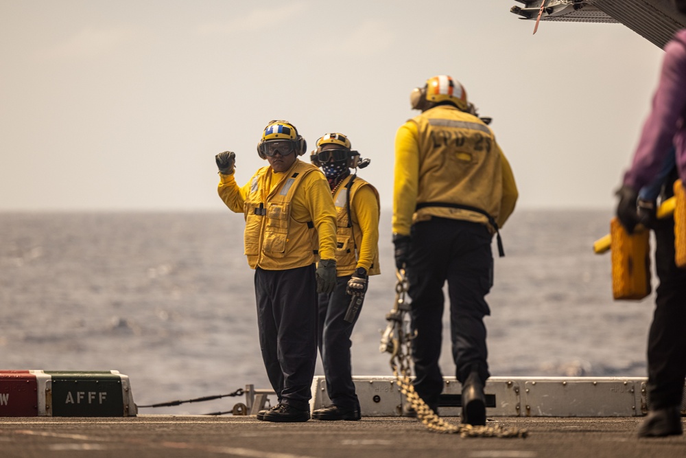 VMM-165 (Rein.), USS Somerset Maintain Flight Readiness