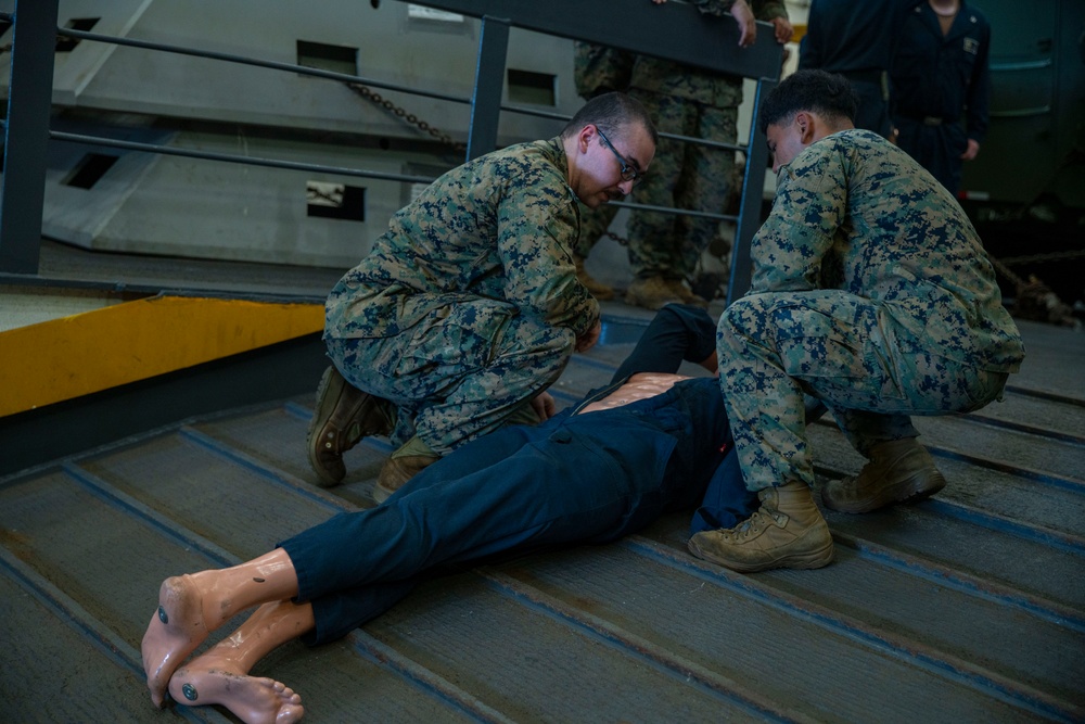 USS Somerset Leads Stretcher Bearer Training with 15th MEU Underway