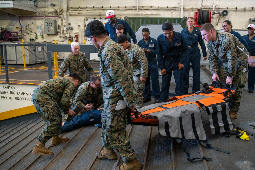 USS Somerset Leads Stretcher Bearer Training with 15th MEU Underway
