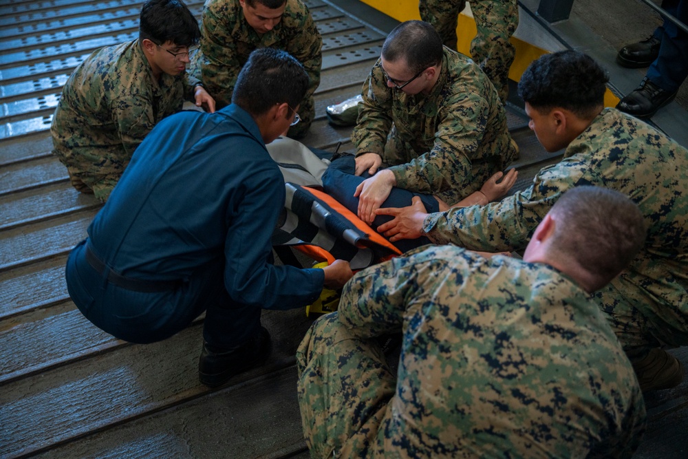 USS Somerset Leads Stretcher Bearer Training with 15th MEU Underway