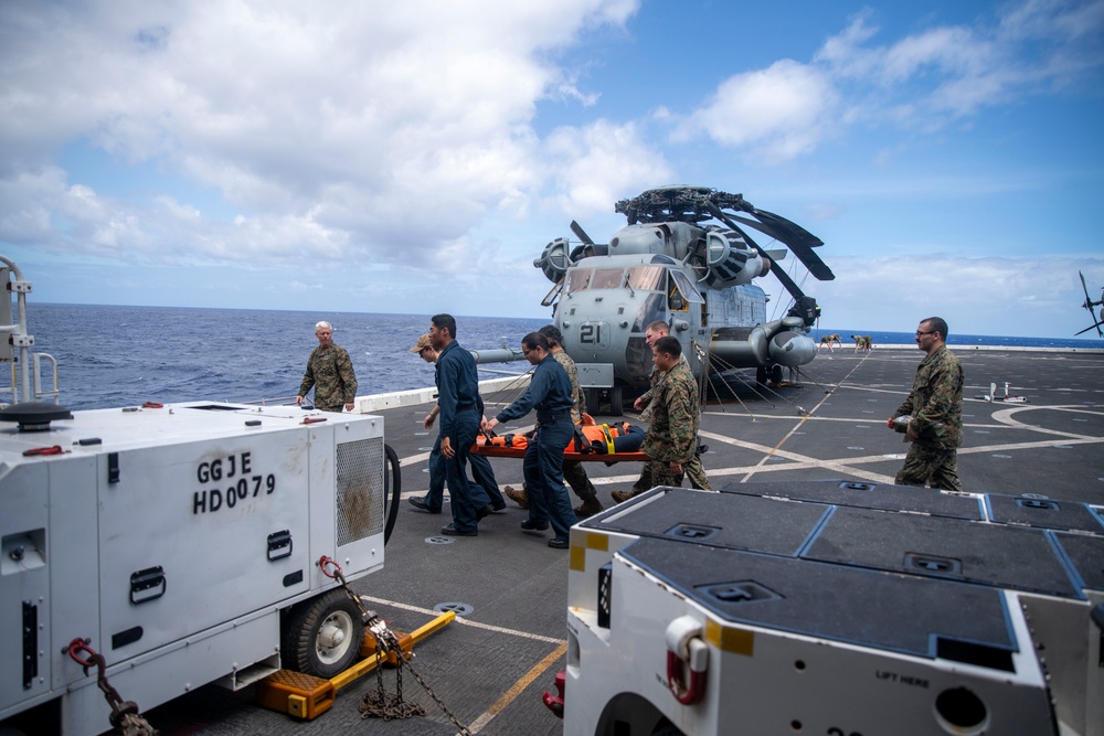 USS Somerset Leads Stretcher Bearer Training with 15th MEU Underway