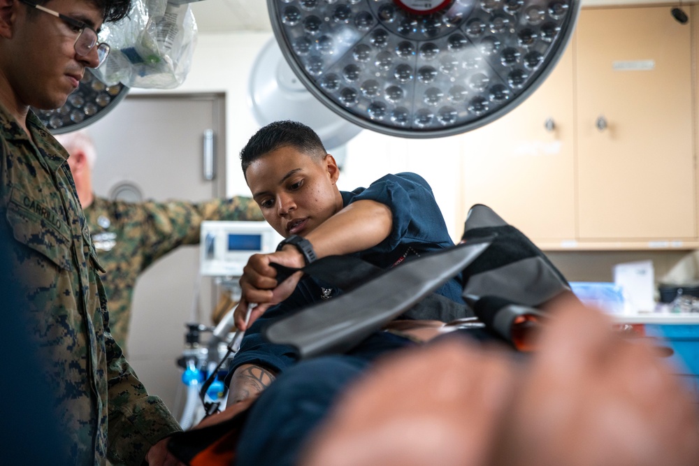 USS Somerset Leads Stretcher Bearer Training with 15th MEU Underway