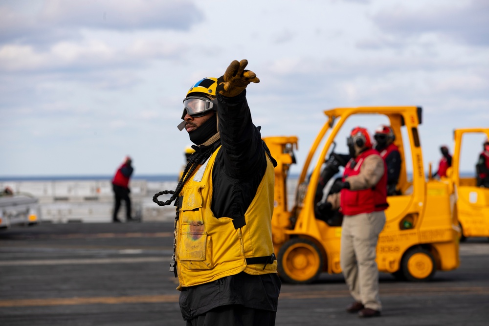 George Washington conducts vertical replenishment-at-sea