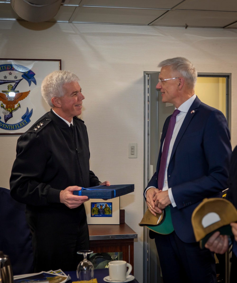 Latvian Foreign Minister Visits 7th Fleet