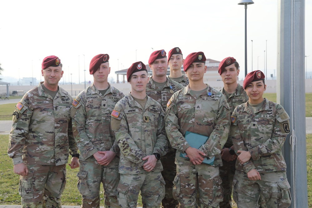 CSM Teakell presents army achievement medal to 173rd best medic team