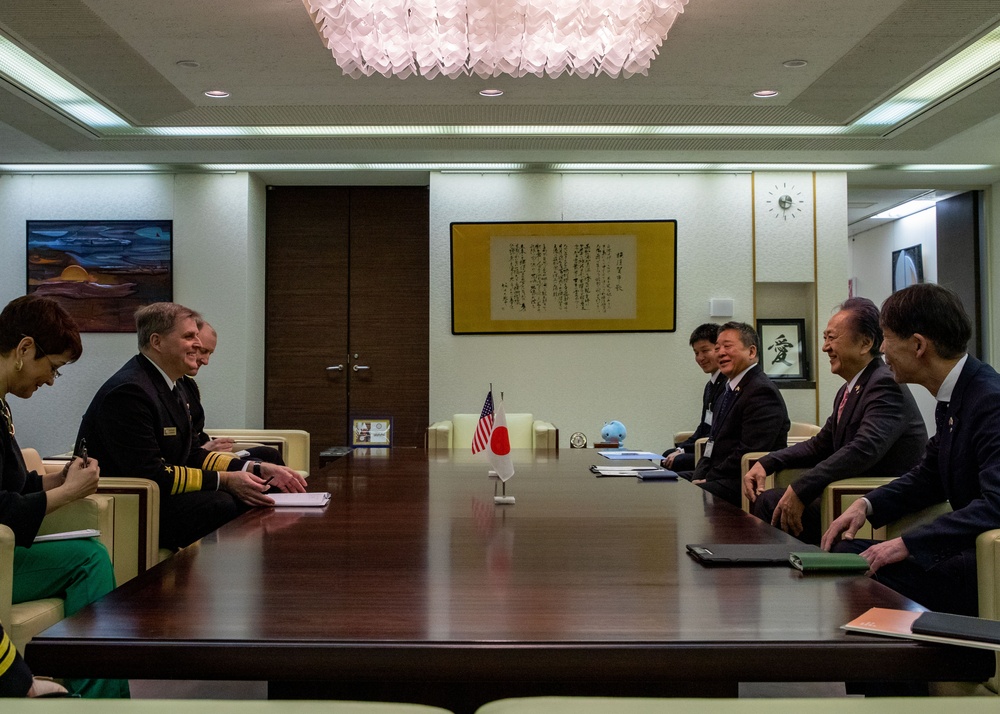 Commander, U.S. 7th Fleet Meets with Mayor of Yokosuka