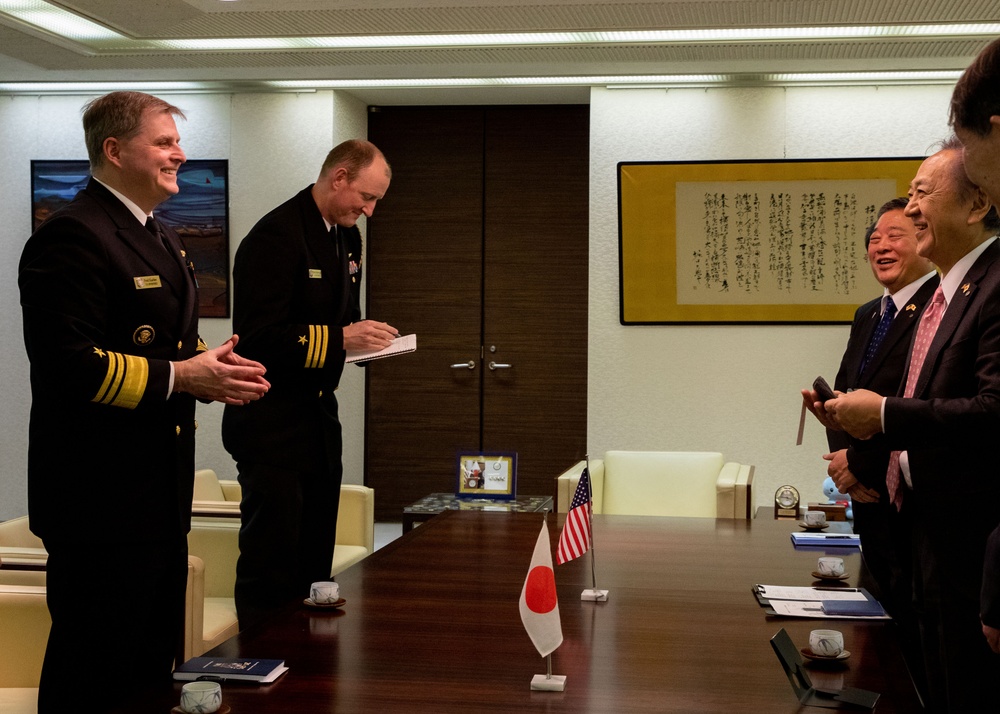 Commander, U.S. 7th Fleet Meets with Mayor of Yokosuka