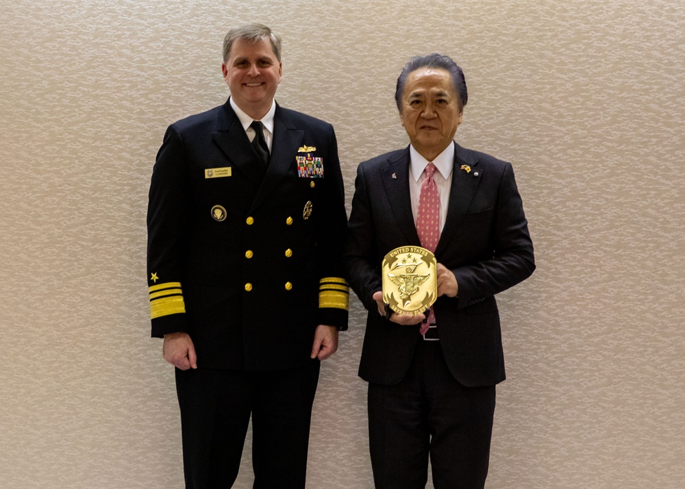 Commander, U.S. 7th Fleet Meets with Mayor of Yokosuka