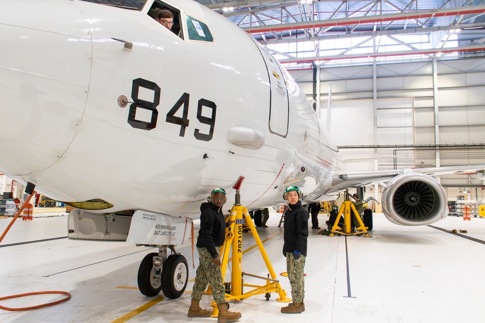 Mechs Jack Up P-8A Poseidon