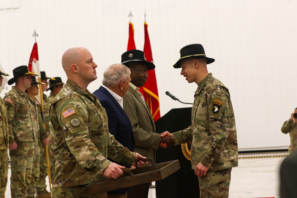 DAVIDS – TIN TỨC – Cựu chiến binh Việt Nam được trao Huân chương Chữ thập bay xuất sắc tại Fort Campbell