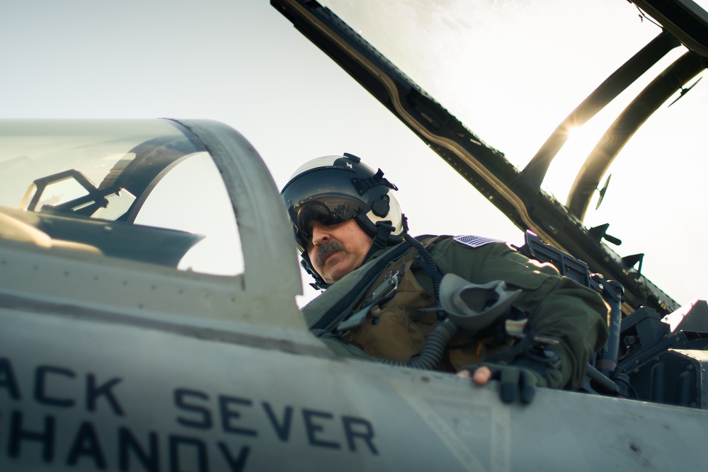 Commanding Officer of USS George Washington takes flight