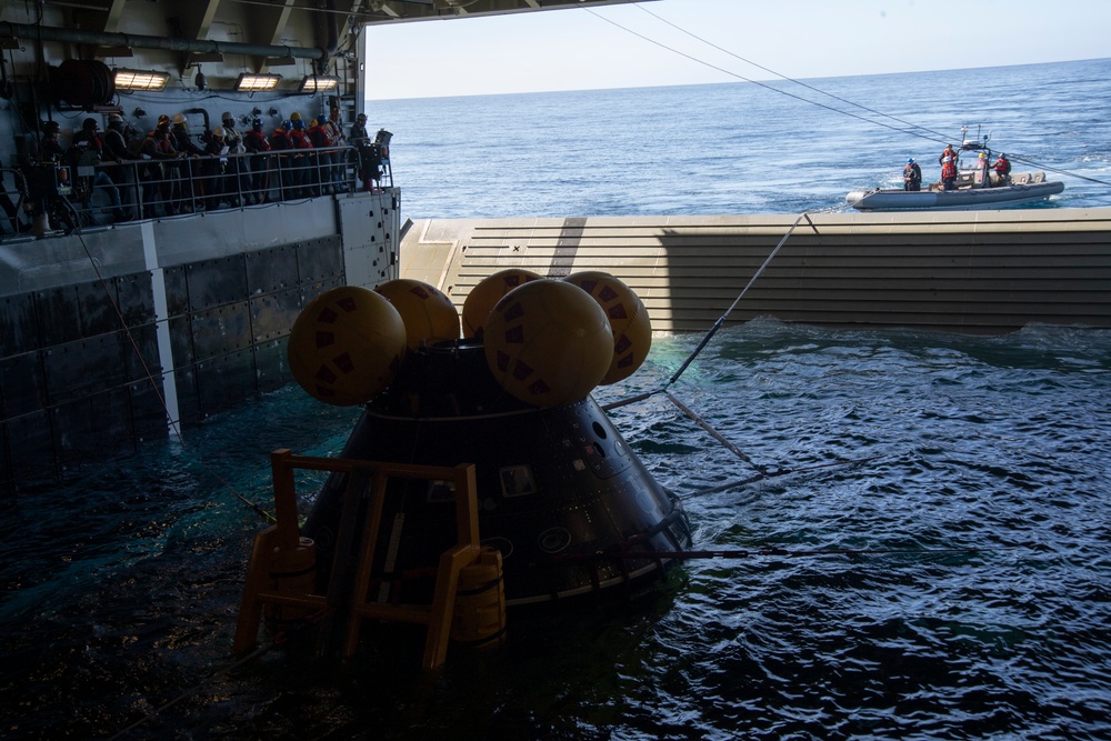 USS San Diego (LPD 22) prepares to launch crew module test article (CMTA) while underway for NASA's Underway Recovery Test 11