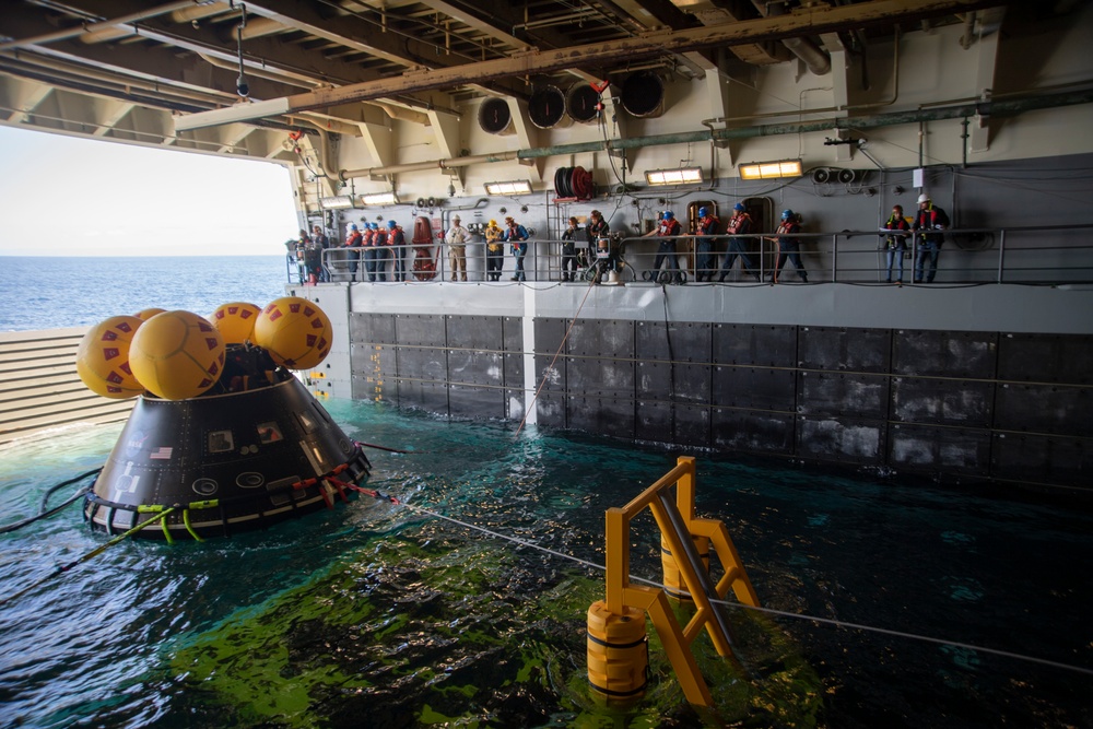 USS San Diego (LPD 22) prepares to launch crew module test article (CMTA) while underway for NASA’s Underway Recovery Test 11