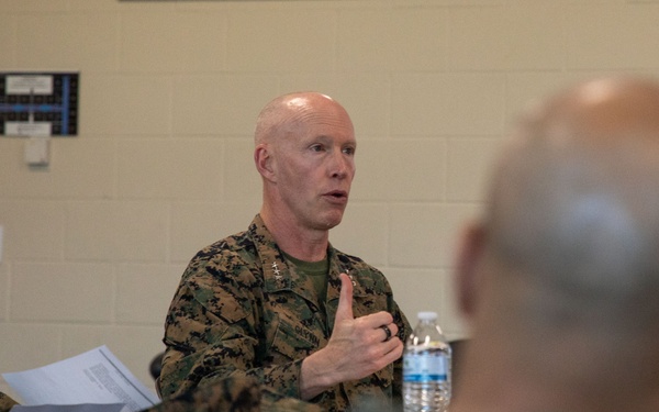 Deputy Commandant for Manpower and Reserve Affairs visits Personnel Administration School