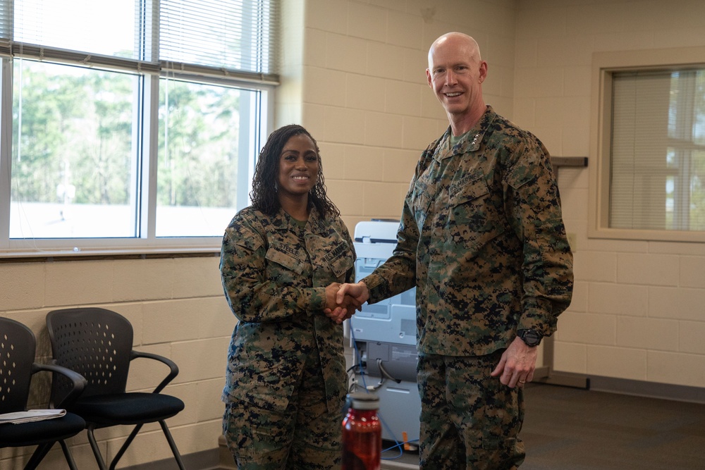 Deputy Commandant for Manpower and Reserve Affairs visits Personnel Administration School