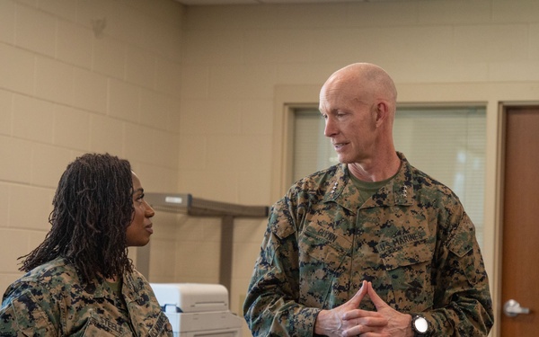 Deputy Commandant for Manpower and Reserve Affairs visits Personnel Administration School