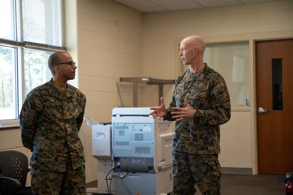 Deputy Commandant for Manpower and Reserve Affairs visits Personnel Administration School