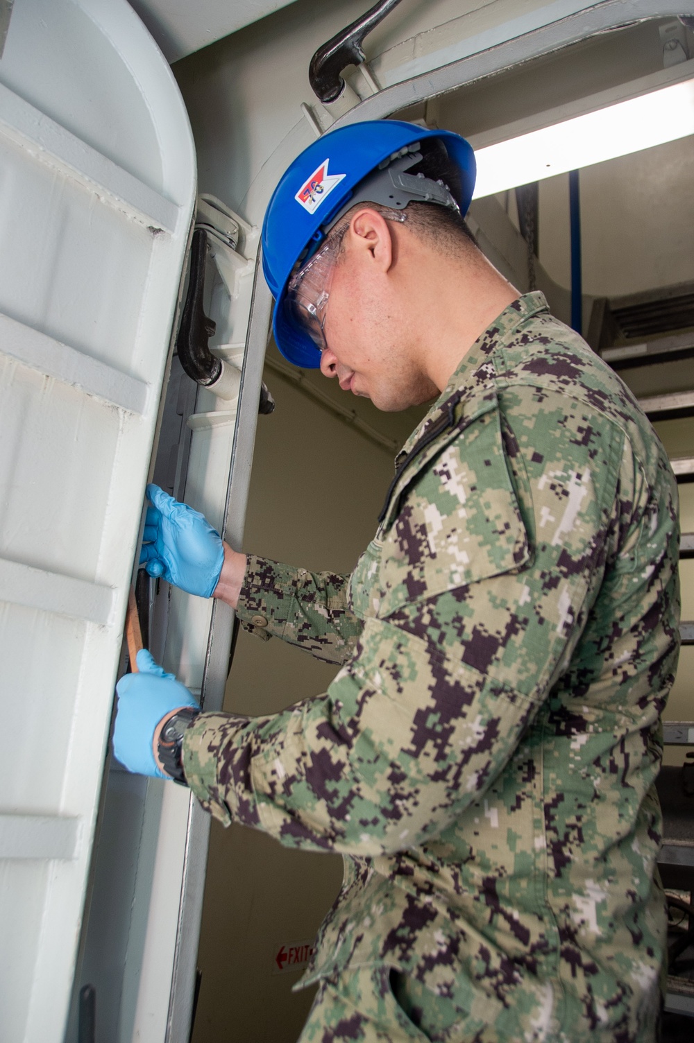 USS Ronald Reagan (CVN 76) Sailors conduct door maintenance